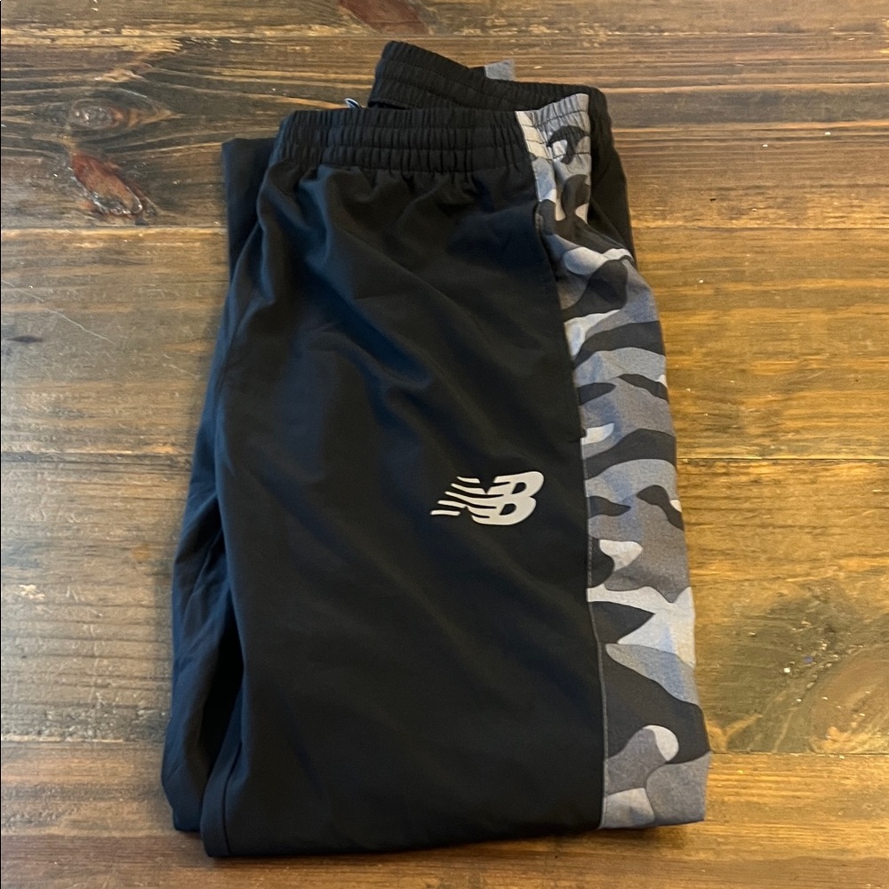 New Balance mens Black and Gray Camo Sweatpants